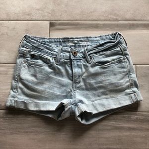LEVIS • light wash denim shorts